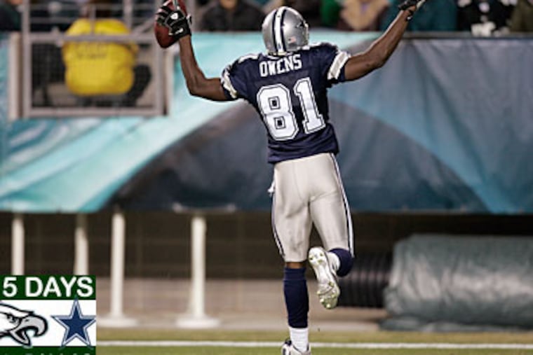 The Cowboys Terrell Owens flaps his arms mocking the Eagles after catching a 45-yard touchdown during a Nov. 4, 2007, game. (Michael Perez / Inquirer)