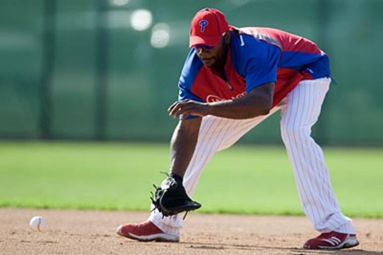 Phillies first baseman Ryan Howard scoops a grounder during practice. (David Swanson/Staff Photographer)