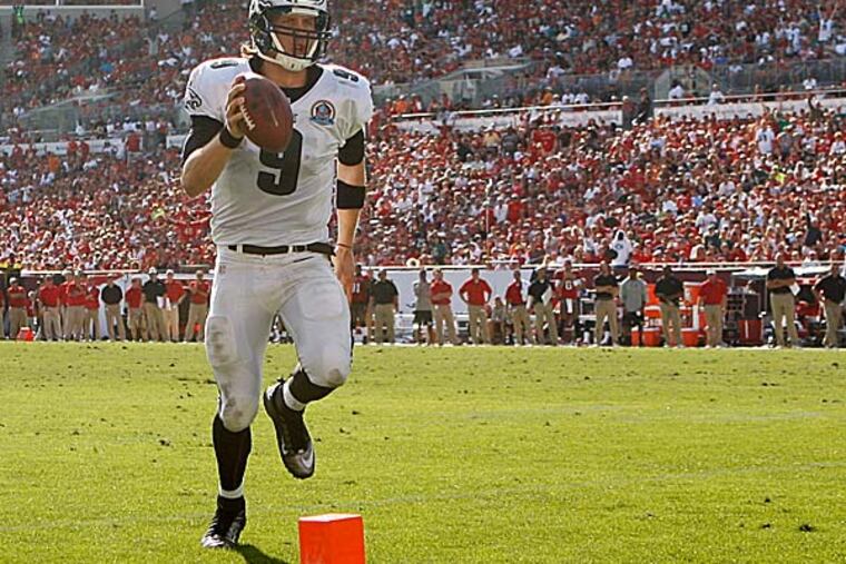 What impressed most was how Nick Foles moved in and out of the pocket when protection broke down and threw the ball on the run. (Ron Cortes/Staff Photographer)