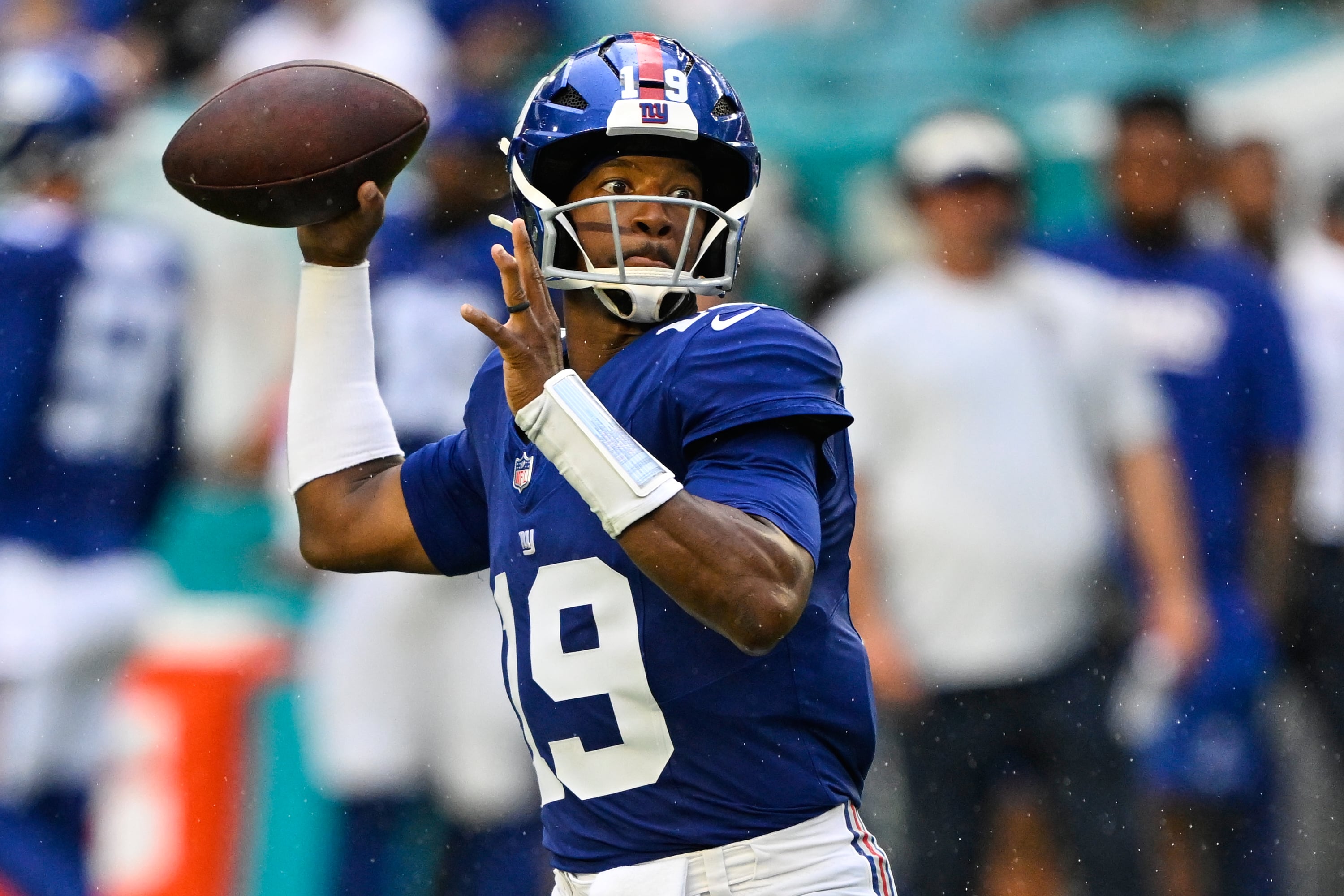 Giants sign backup QB Jameis Winston to a 2-year, $13 million extension, AP source says