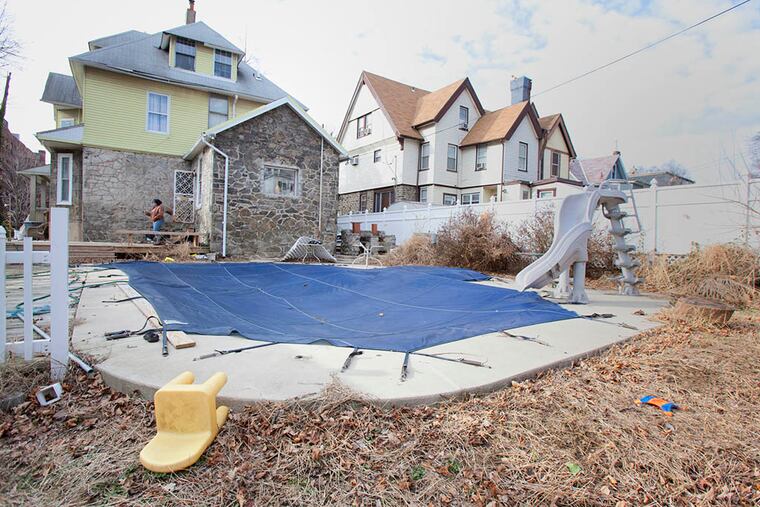 The swimming pool where 7-year-old Isear Jeffcoat drowned. ( ED HILLE / Staff Photographer )