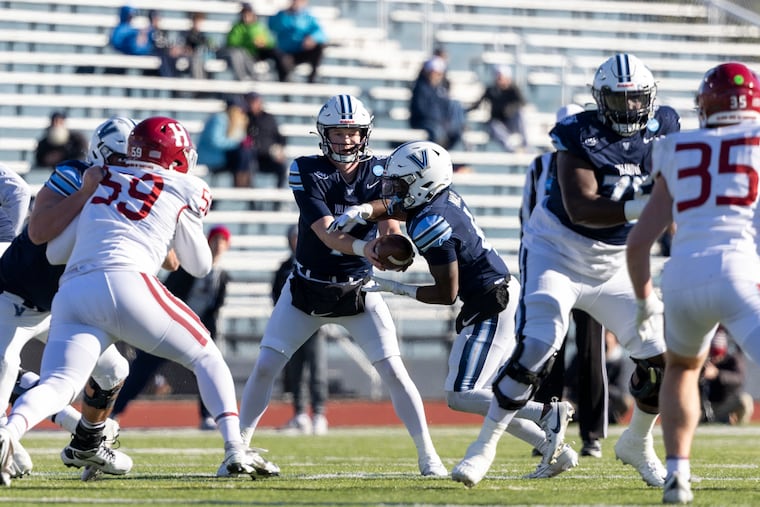 Villanova’s Pat McQuaide (7) hands the ball to Ja’briel Mace (4) during the first half against Harvard on Saturday.