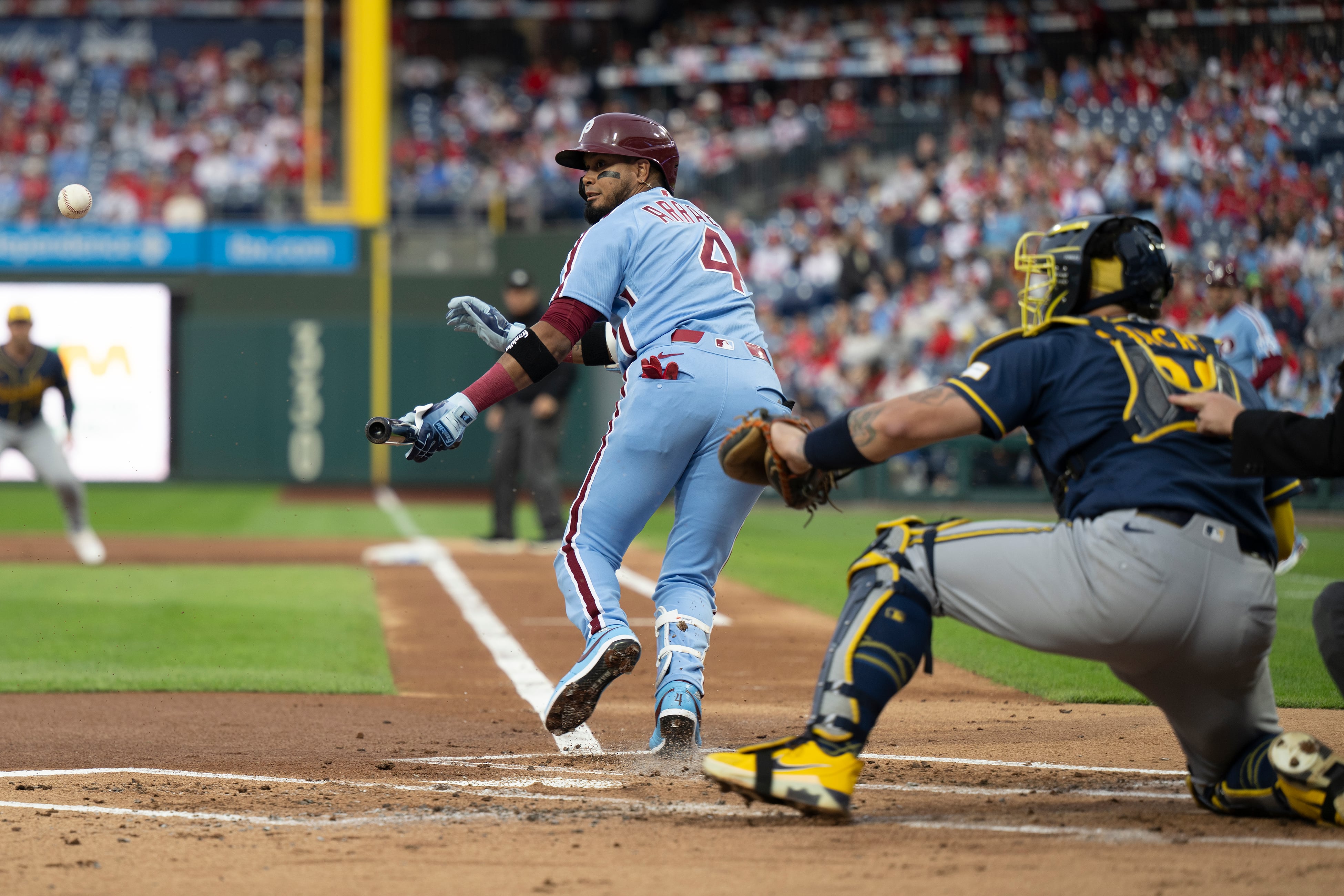 Phillies' Arraez exits game after twisting left ankle at first base