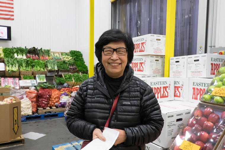 Susanna Foo shops for fresh vegetables during her weekly outing to the Philadelphia Wholesale Produce Market. ( ED HILLE / Staff Photographer )