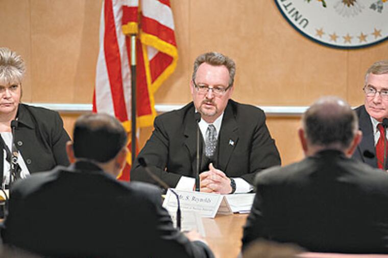 Steven Reynolds, Director of the Division of Nuclear Materials Safety, Region III, ask questions of the Veterans Administration Medical Center staff during a Nuclear Regulatory Commission predecisional enforcement hearing Thursday. (Cliff Owen / MCT Photo)