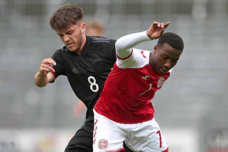 Sanders Ngabo (right) playing for Denmark's under-19 team last year.