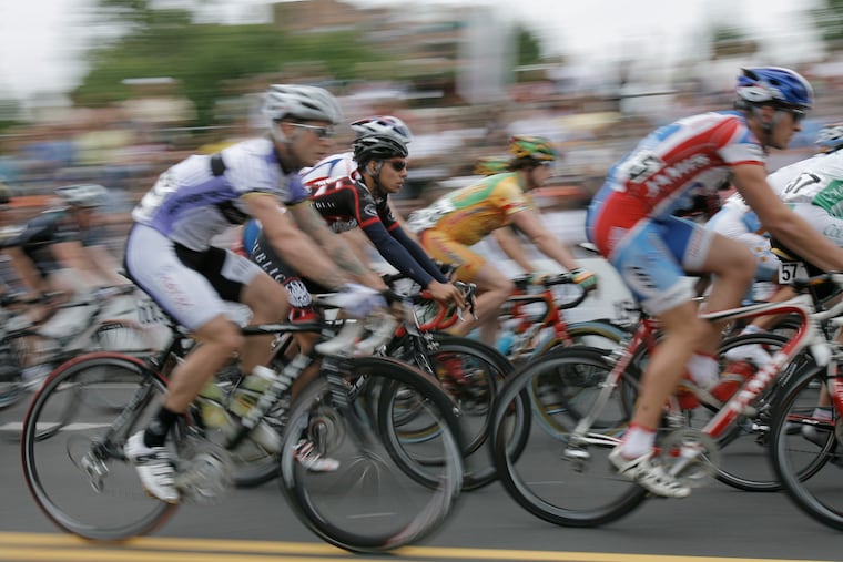 Racers of 2007 Commerce Bank International Championship start the race through Ben Franklin parkway.
