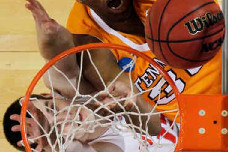 Tennessee's J.P. Prince (right) and Ohio State's Kyle Madsen fight for a rebound during the Vols' 76-73 upset of the second-seeded Buckeyes in the Midwest Regional.