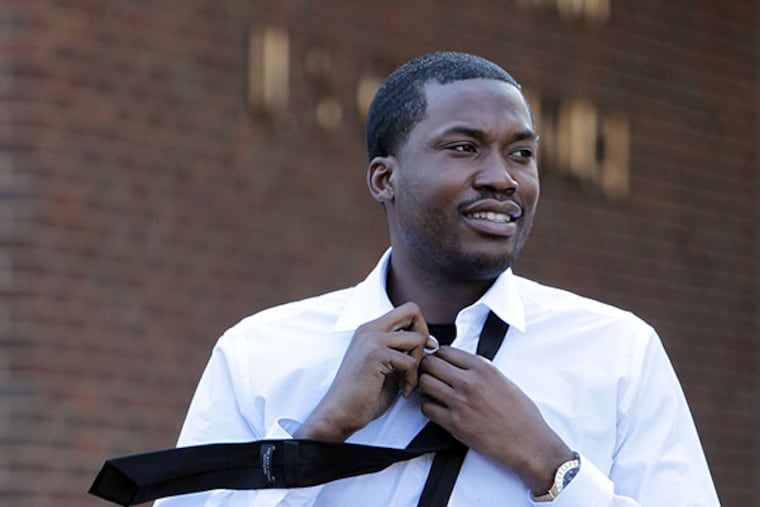 Meek Mills takes off his tie as he leaves federal court after the verdict went against him in Philadelphia on May 1, 2014. (David Maialetti / Staff Photographer)