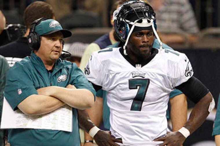Former Eagles offensive coordinator Marty Mornhinweg, now with the Jets, stands with quarterback Michael Vick. (Yong Kim/Staff file photo)