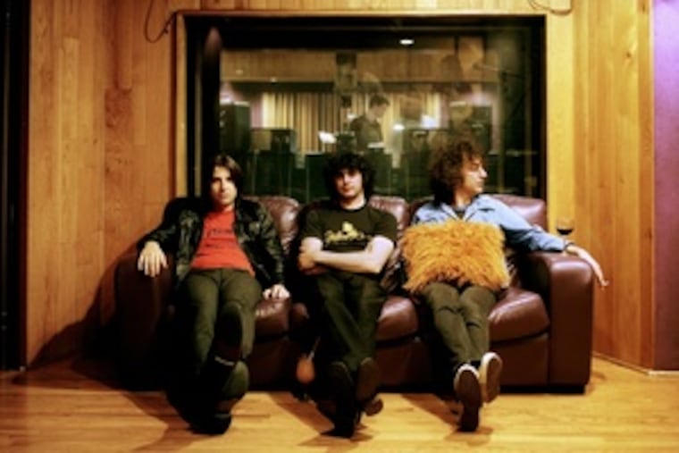 Taking it easy, Albert Hammond Jr., (right) with bass player Josh Lattanzi (left) and dummer Matt Romano.