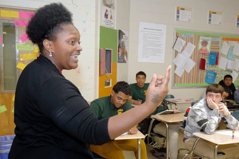 English teacher Khalifah Bennetti speaks to her 10th-grade English class at Thomas Edison High School.
05-02-2014( AKIRA SUWA / Staff Photographer )
English teacher Khalifah Bennett in action, with students at Edison HS