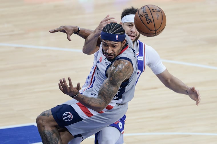 Seth Curry (rear) battles the Wizards' Bradley Beal during the first quarter.