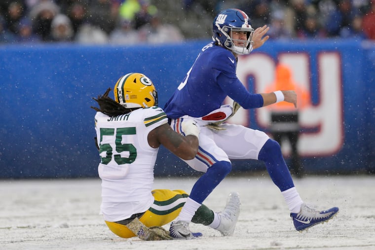 The Packers' Za'Darius Smith taking down Giants quarterback Daniel Jones during the first half Sunday.