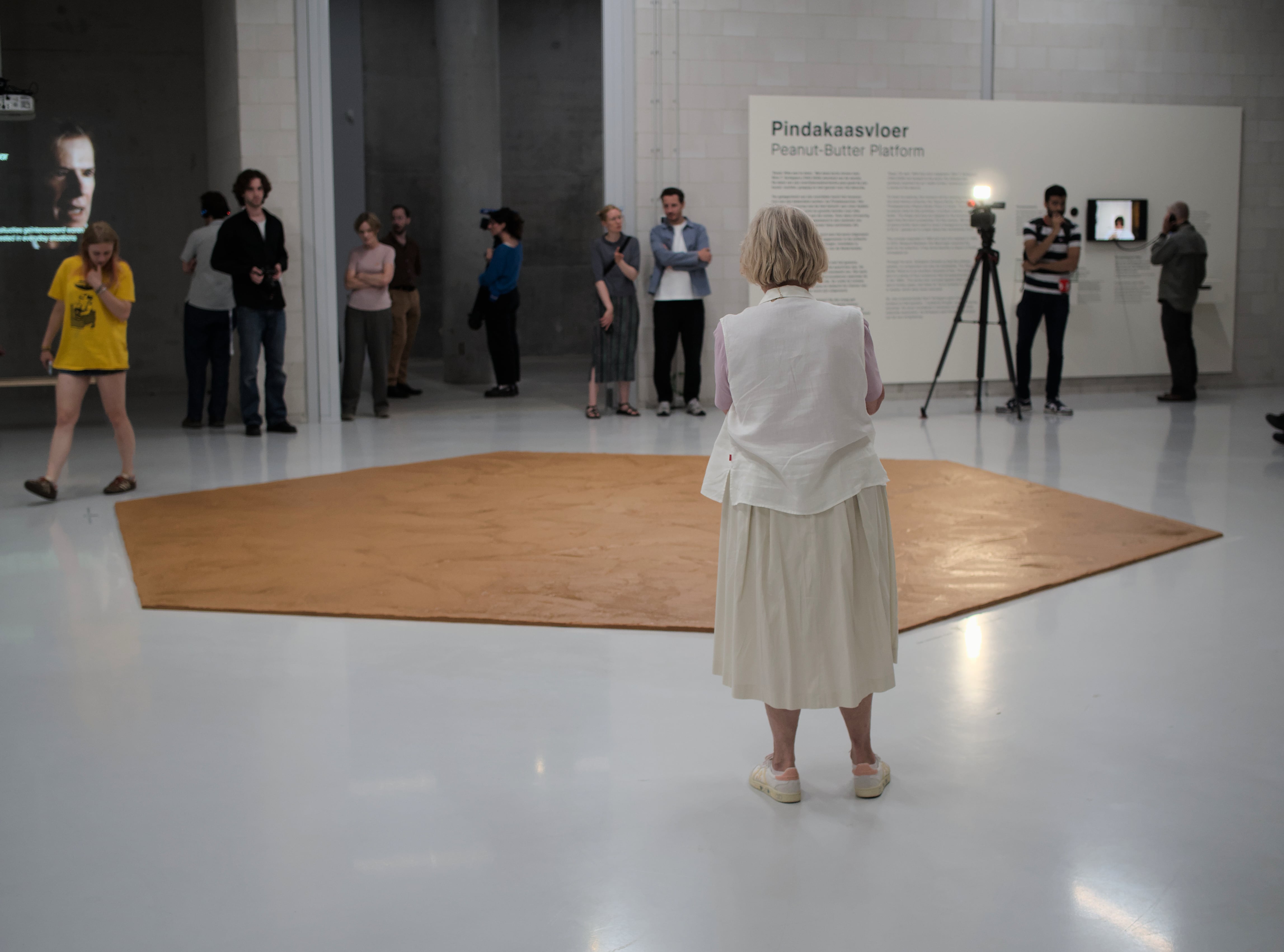 Museum honors a late artist by covering its floor in enough peanut butter to make 15,000 sandwiches