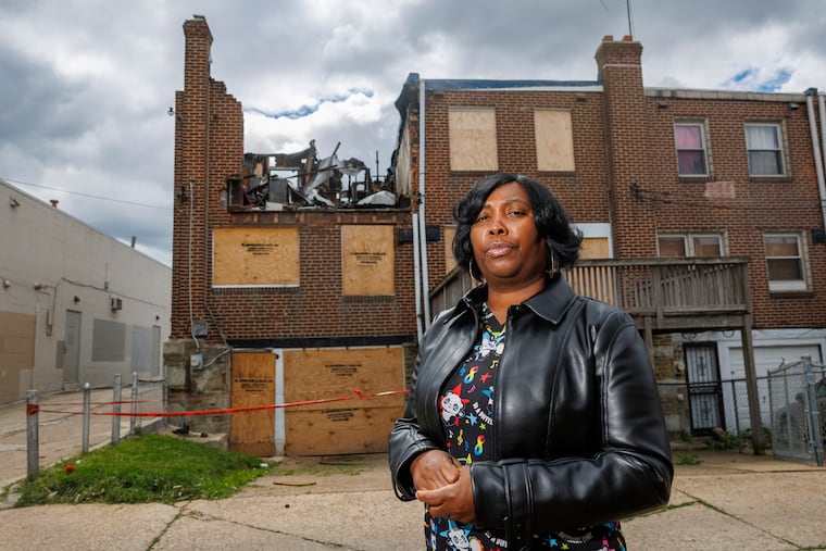 Delores Brooks, residente en Rupert Street, en el callejón detrás de su casa a finales de mayo. La casa en Calvert Street (detrás de Brooks) se incendió después de que el motor del avión se estrellara contra el techo el 31 de enero.