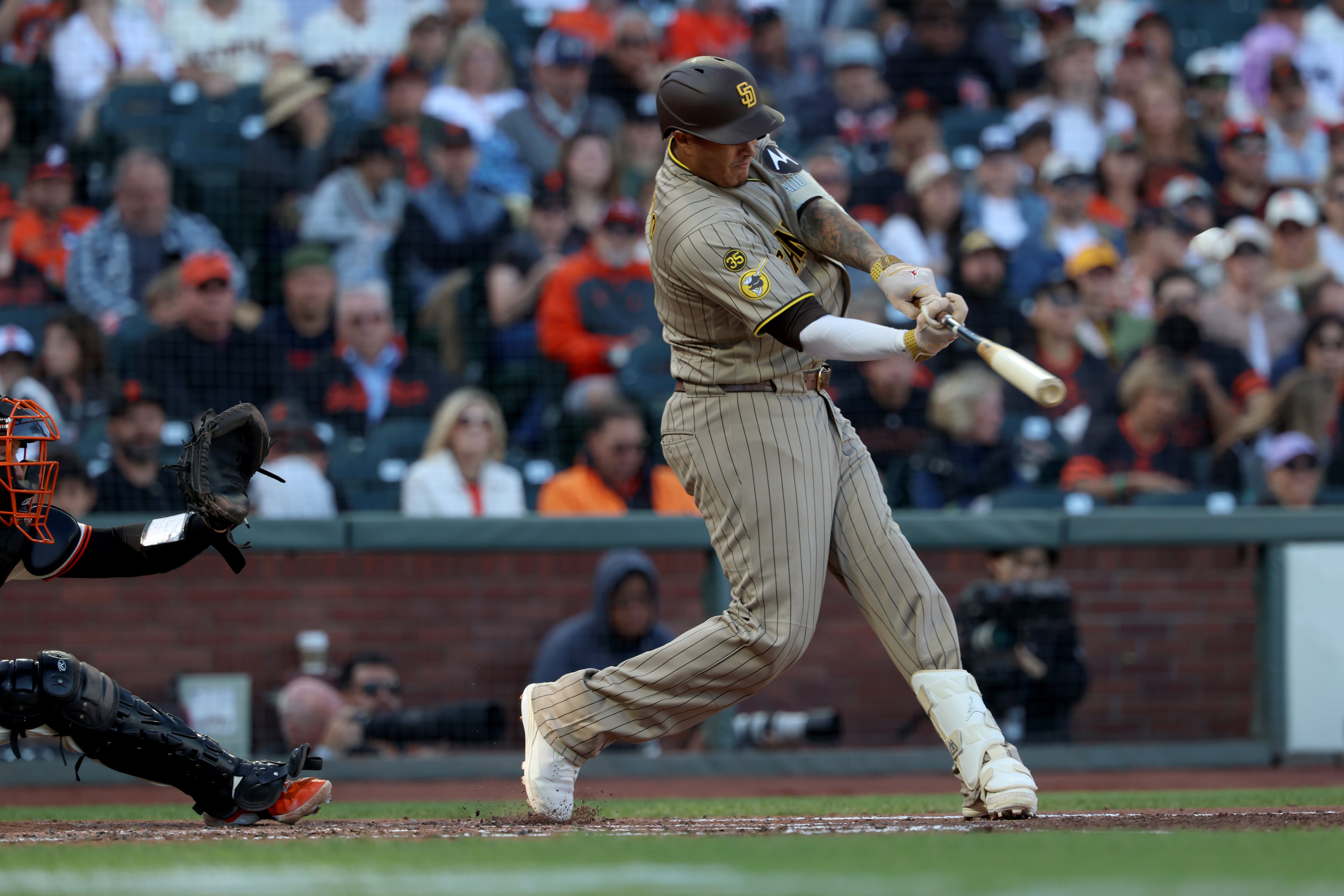 Machado homers as the Padres beat the Giants 6-4 for 7th straight victory