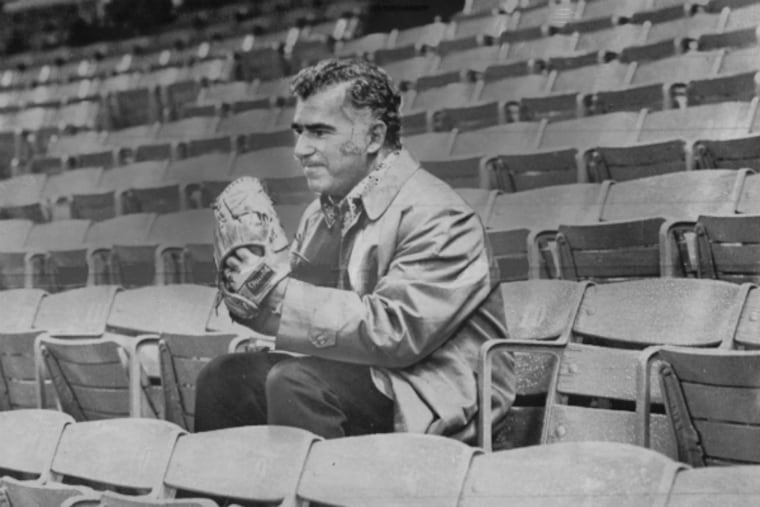 Stan Hochman hangs out in the leftfield seats at Atlanta Fulton-County Stadium in September 1973, using a borrowed glove from Davey Johnson, hoping to snag a Henry Aaron home run. (File photo)