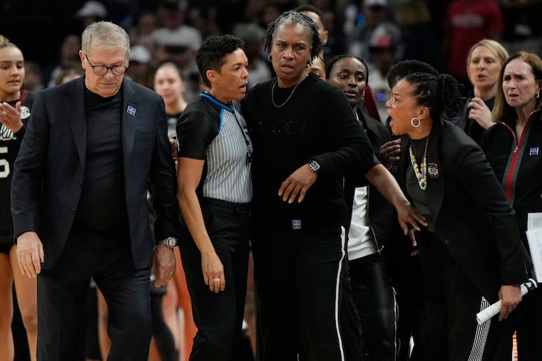 South Carolina coach Dawn Staley (right) yells at UConn coach Geno Auriemma in the final second of their teams' Final Four game on Friday in Phoenix.