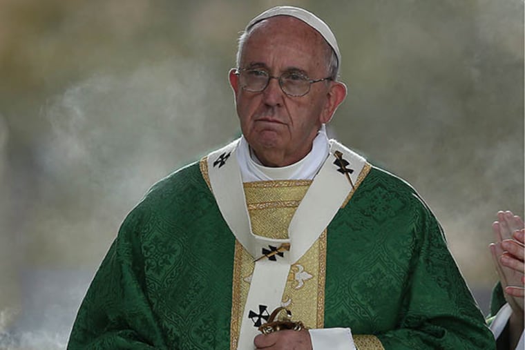 Pope Francis blesses the alter at the Papal Mass in Philadelphia, Pa. on Sept. 27, 2015. ( David Maialetti / Philadelphia Inquirer )