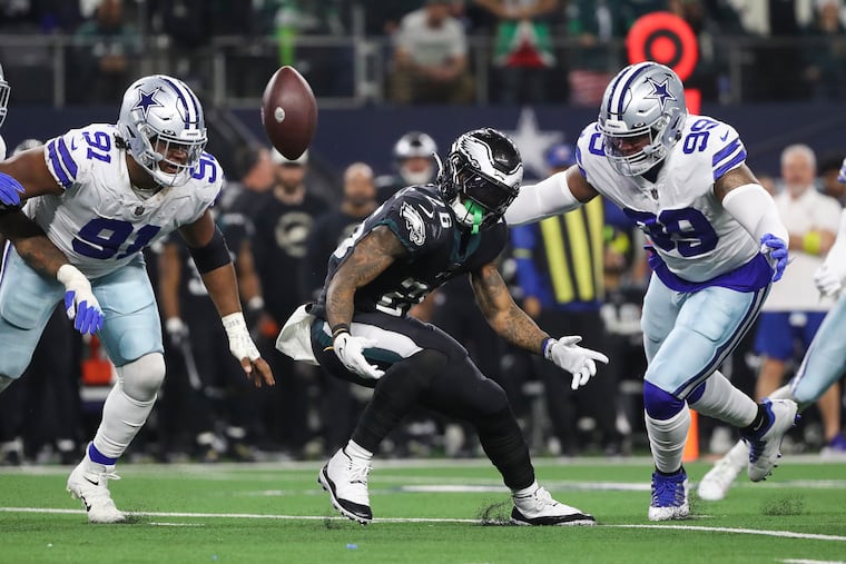 Eagles running back Miles Sanders (center) fumbles in the fourth quarter, resulting in the fourth and final Eagles turnover.