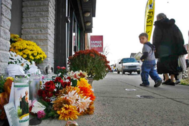 A makeshift memorial sits outside the Lawndale store of slain jeweler Bill Glatz. (Alejandro A. Alvarez / Staff Photographer)