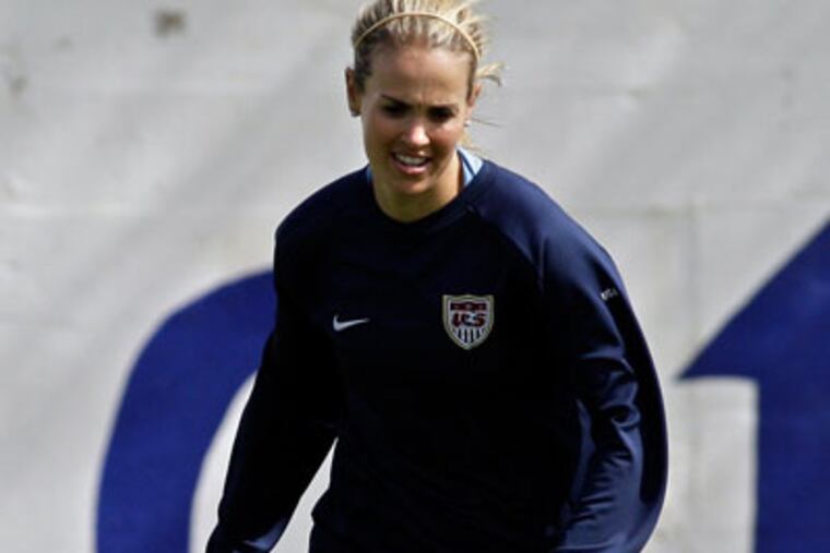 Heather Mitts has been sidelined for a few weeks with a quadriceps injury. (Armando Franca/AP file photo)
