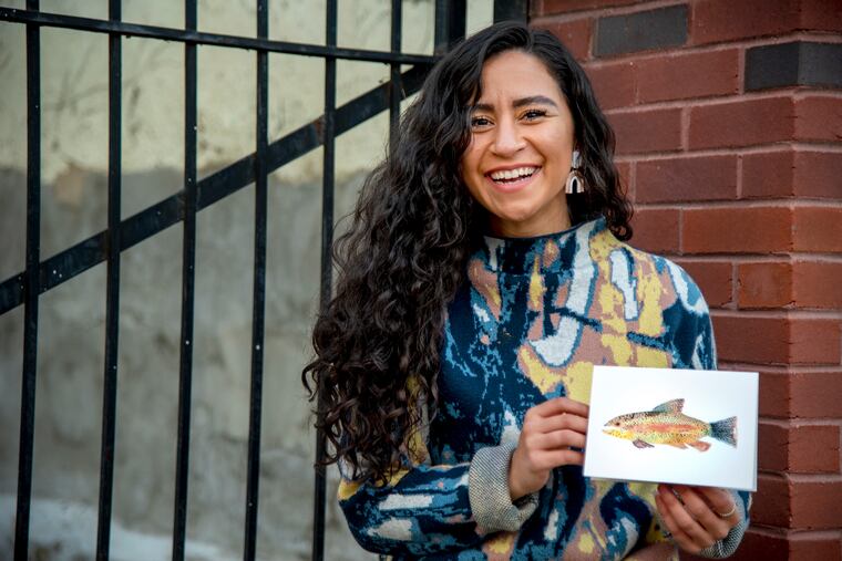 Carmen Aranda posa con "Rainbow Trout", uno de sus diseños para tarjetas de felicitación.