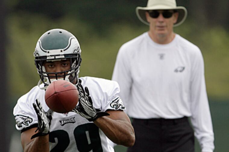 The Browns are targeting Eagles defensive backs coach Dick Jauron (right), according to a report. (Yong Kim/Staff file photo)