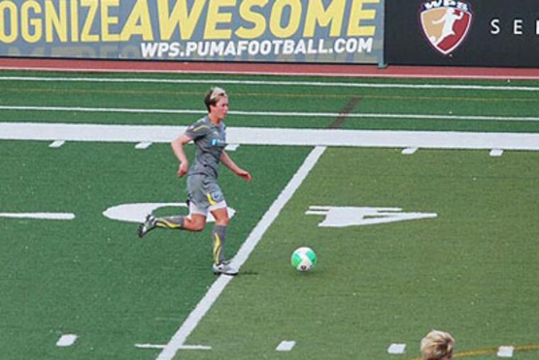 Independence midfielder Joanna Lohman brings the ball up the field. (Jonathan Tannenwald / Philly.com)