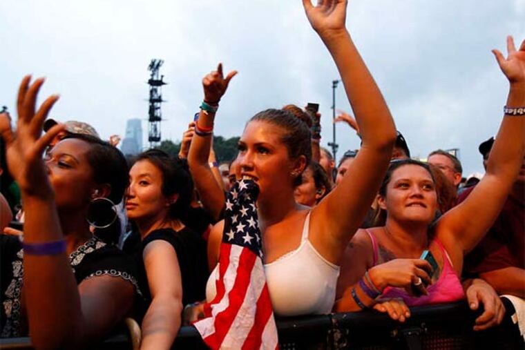 Concert-goers take over the Benjamin Franklin Parkway for Made in America. (David Maialetti/Staff Photographer)