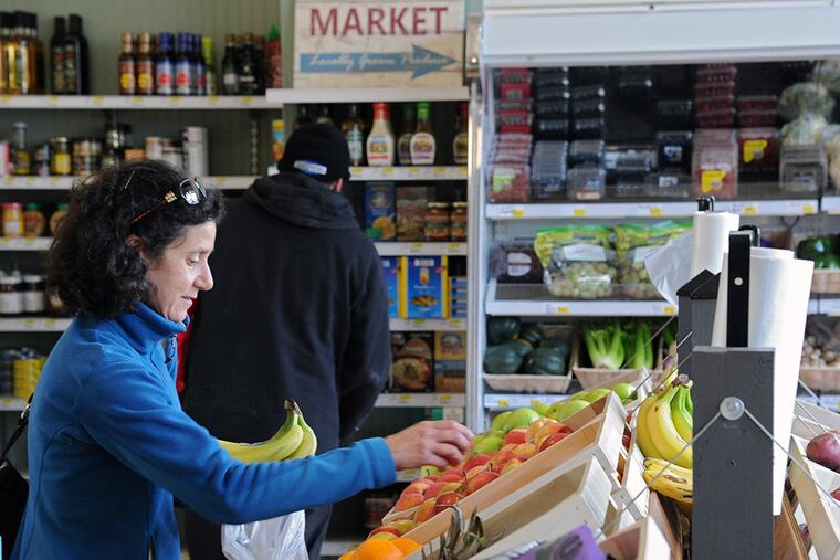 Francesca Vassalluzzo buys bananas at the Local Market in Collingswood on its last day of operation Dec. 18, 2014. ( CLEM MURRAY / Staff Photographer )