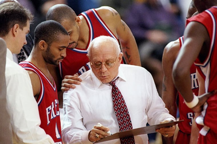 Jerry Tarkanian confers with his players. (Otto Greule /Allsp)