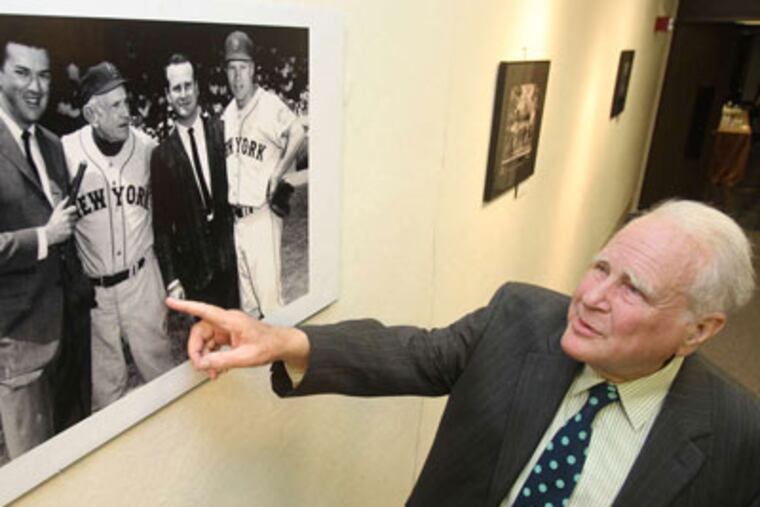 Broadcast pioneer Lew Klein points to an image of himself sandwiched between N.Y. Mets Casey Stengel and Richie Ashburn. (Charles Fox / Staff Photographer)