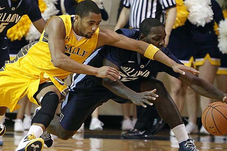 LaSalle's Tyreek Duren (left) fights for a loose ball with Villanova's JayVaughn Pinkston (right) during the second half. (David Maialetti/Staff Photographer)
