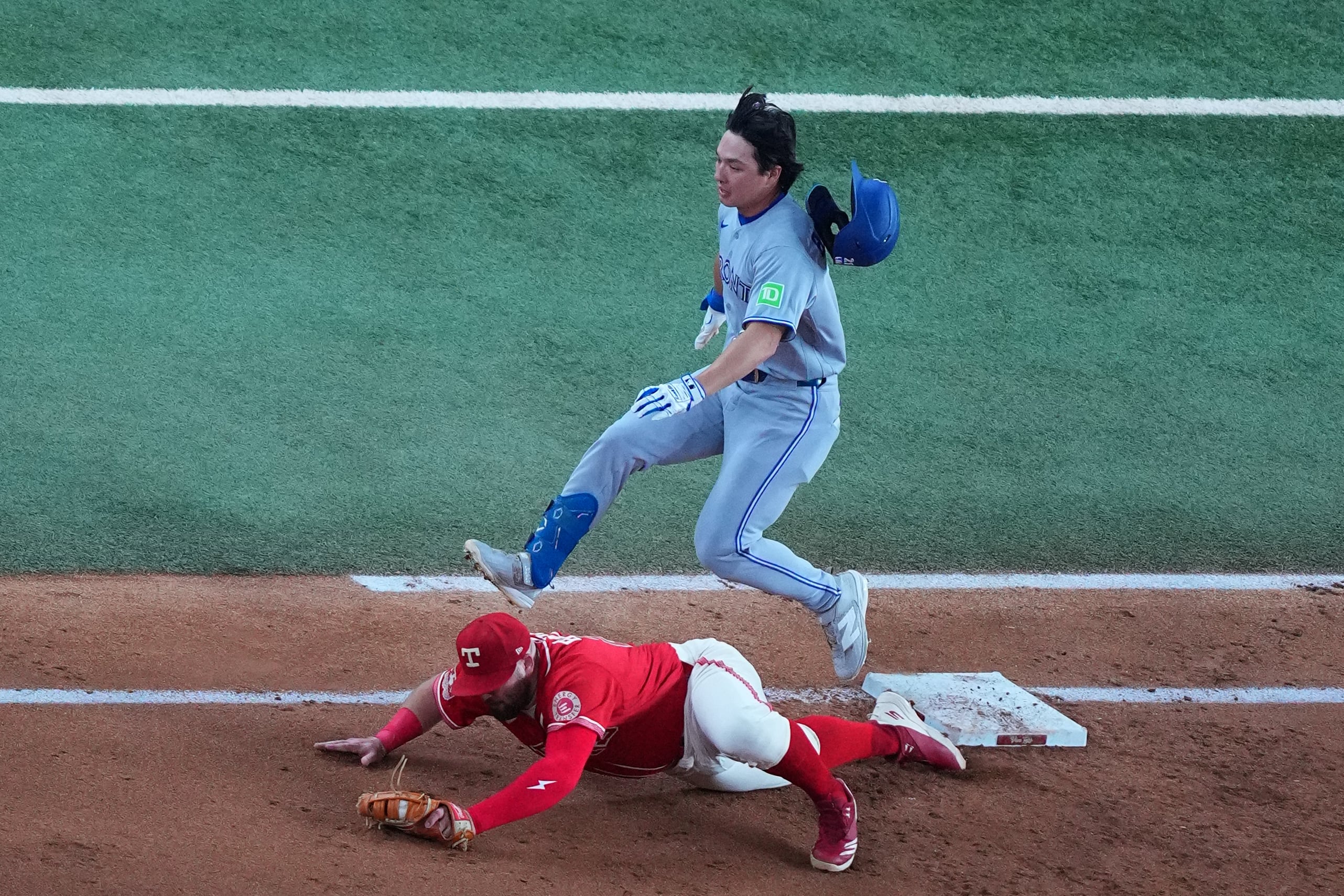 Corey Seager's RBI double helps Rangers beat sloppy Blue Jays 7-1 and close gap in playoff race