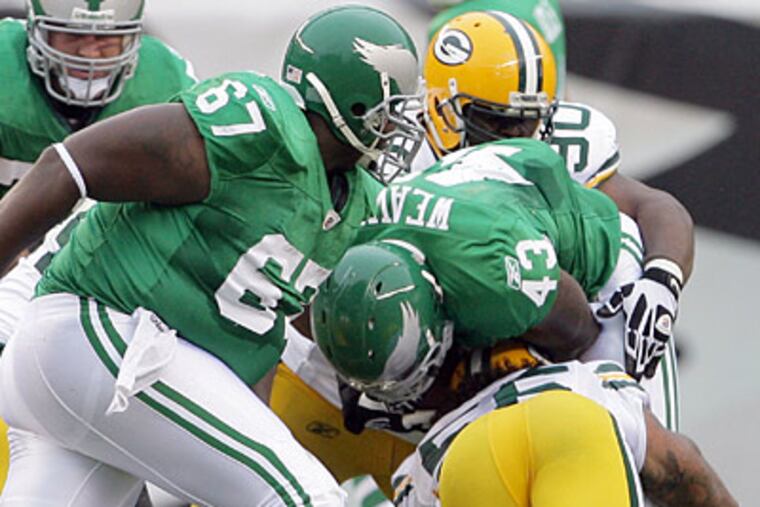 Fullback Leonard Weaver injures his knee against the Packers. Center Jamaal Jackson, left, was also injured. (Yong Kim / Staff Photographer)