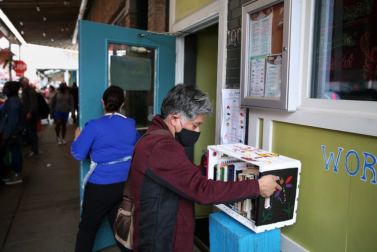 Edgar Ramírez de Philatinos Radio instala un "huacalibrero" de Philibros afuera de Alma del Mar en el sur de Filadelfia el sábado 10 de abril de 2021. Ramírez es uno de los organizadores de la celebración del Día Mundial del Libro de Philibros en el Centro Cultural Mexicano en Filadelfia el 23 de abril, 2024.