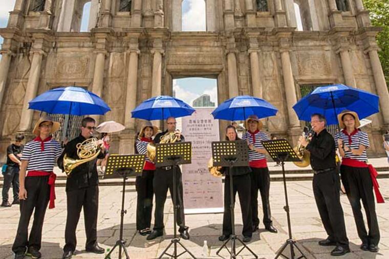 A pop-up concert at Rua de São Paulo, Macau, with Jeff Kirschen, John Zirbel, Michael Thornton, Sara Cyrus, and their parasol bearers. (Jan Regan)