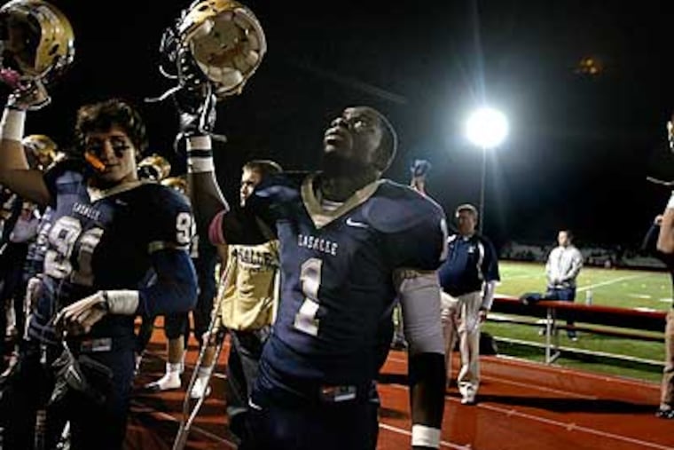 Dad Poquie joins his La Salle teammates during their pregame salute. (Ron Cortes/Staff Photographer)