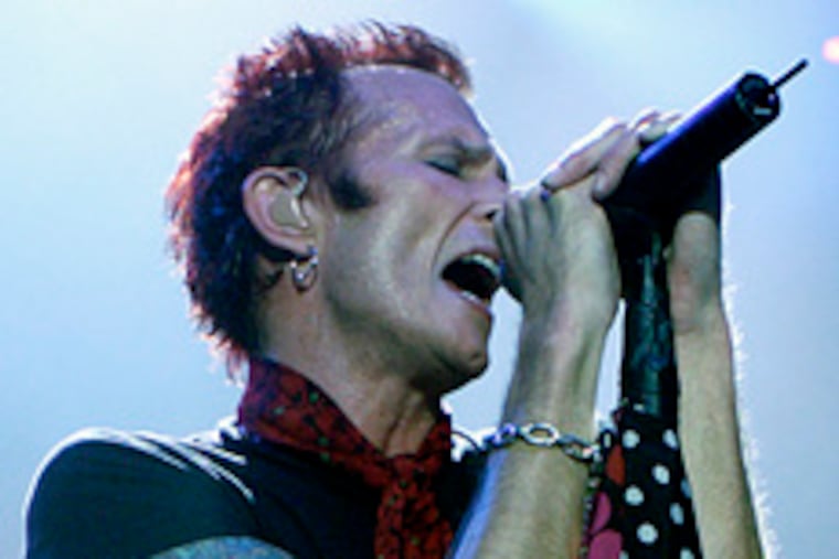 Scott Weiland, former Stone Temple Pilot frontman and a shape-shifting poseur, channeled the vibrato croon of David Bowie's Thin White Duke.