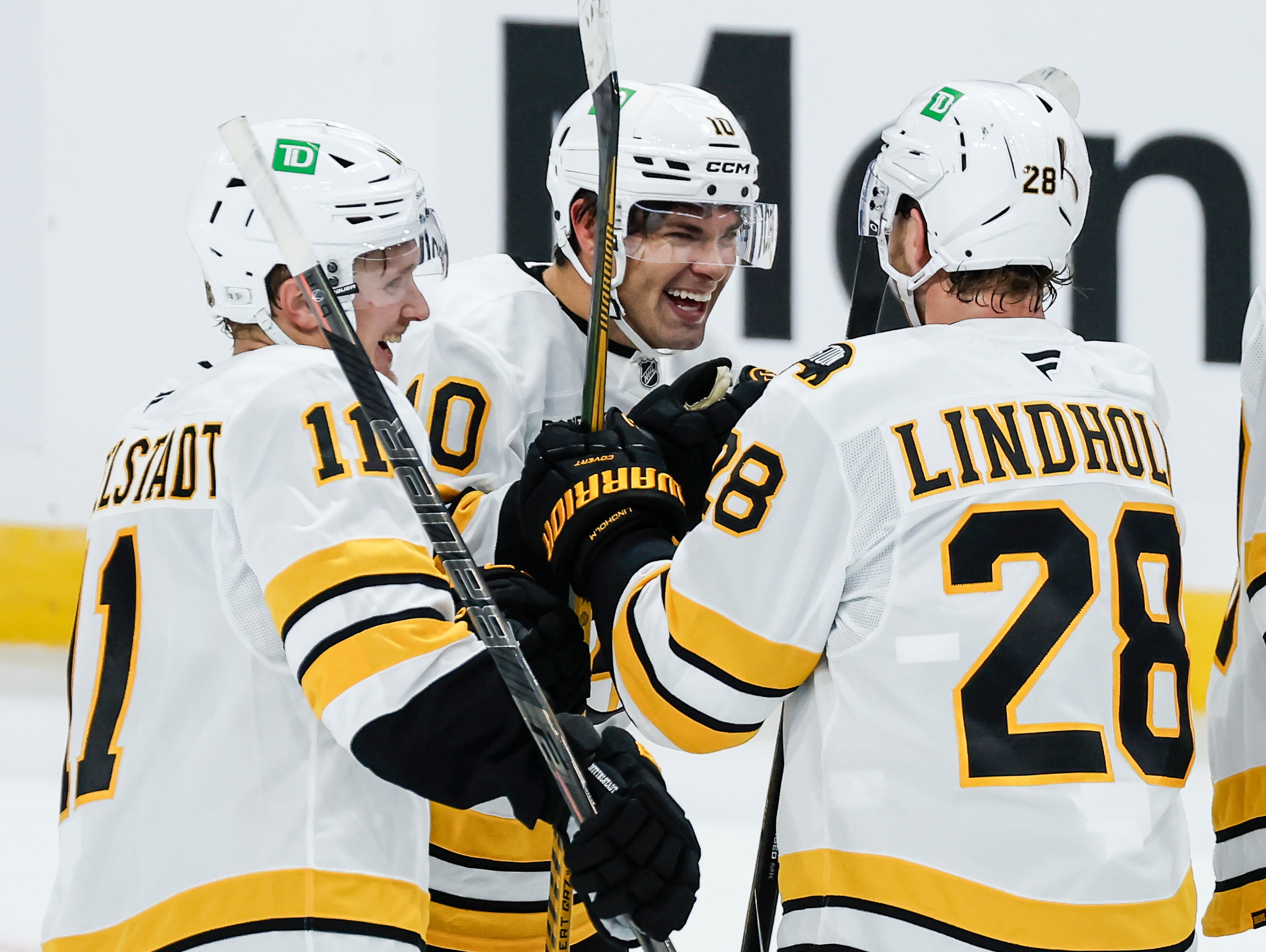 JJ Peterka scores in OT to lift the Bruins past the Jets, 4-3