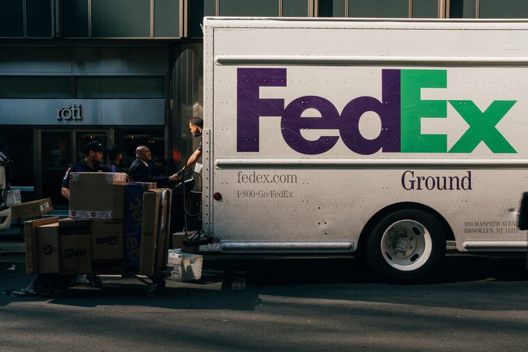 Drivers for an independent contractor to FedEx deliver packages in New York on June 18, 2018. MUST CREDIT: Bloomberg photo by Christopher Lee.