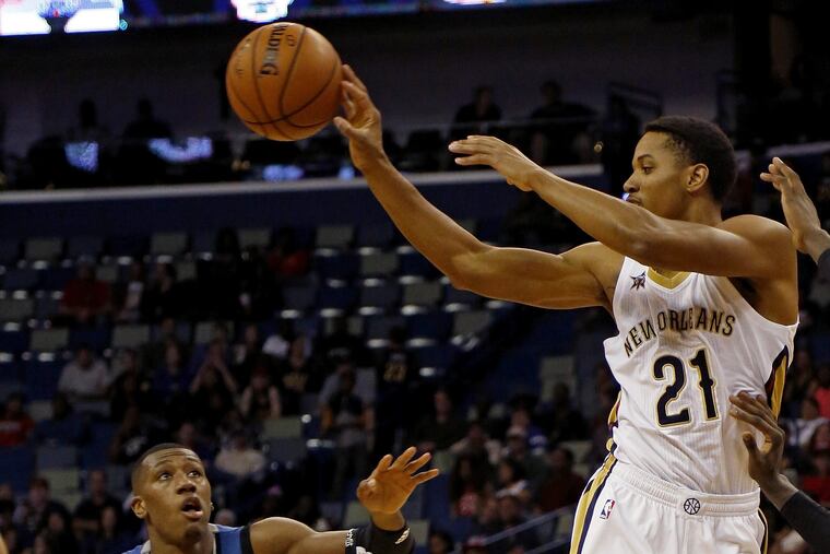 Anthony Brown (21), here making a pass for New Orleans in November 2016, has joined the Sixers.