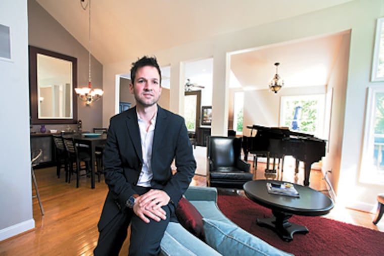 Herc Pappas in his spacious living room. (Ed Hille / Staff Photographer)