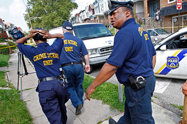 Police investigate a homicide on the 500 block of Geneva on May 23. (Alejandro A. Alvrarez/Staff)