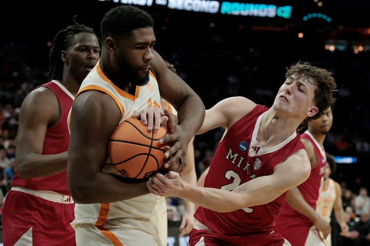 Tennessee’s Jaylen Carey and Miami's Brant Byers fight for a rebound at Xfinity Mobile Arena in Philadelphia on Friday.