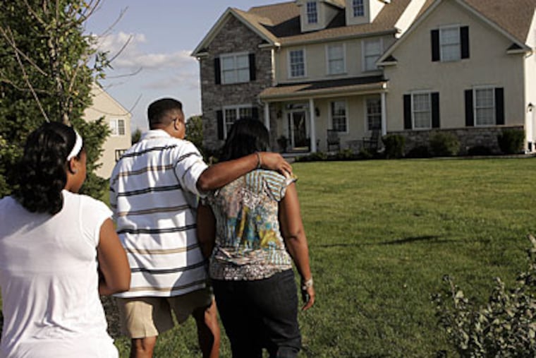 SEPTA police officer Darryl Simmons walking back to his house
with his family after the shooting (Michael Perez / Inquirer)
