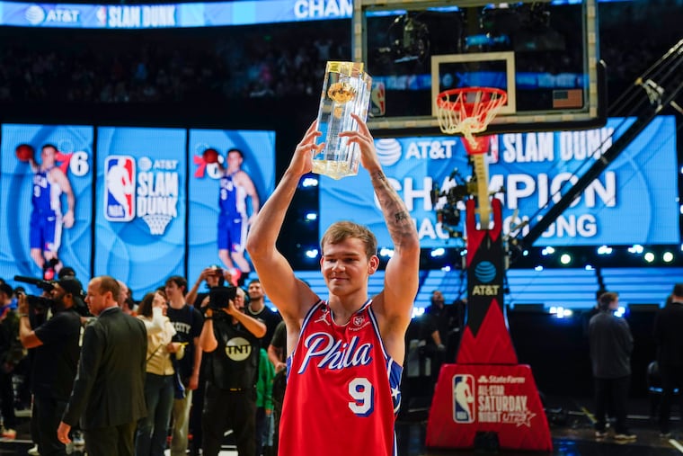 Sixers G Leaguer Mac McClung celebrates winning the slam dunk contest Saturday night.