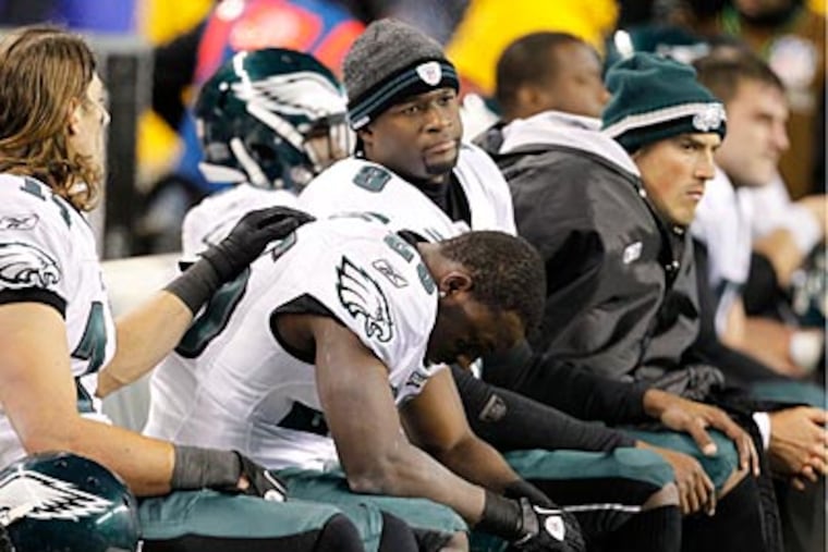 Eagles players sit on the bench in the waning moments of their 31-14 loss to the Seahawks. (Ron Cortes/Staff Photographer)